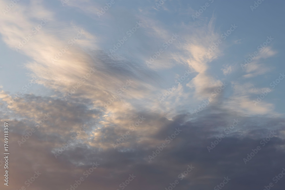 Obraz premium Sky and clouds in the evening. High-quality photo