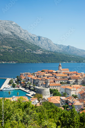 Blick auf die mittelalterlichen Gassen und Gebäude der historische Altstadt von Korcula vor der Insel Peljesac, Süddalmatien, Kroatien