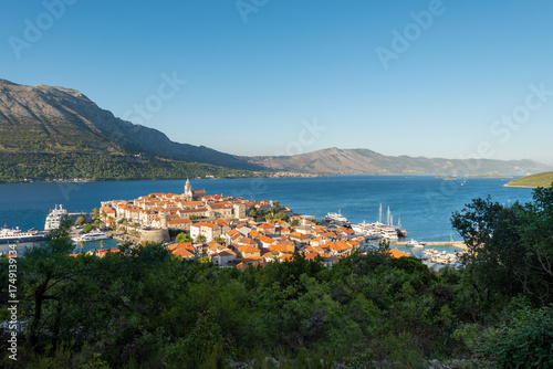 Panorama der mittelalterlichen Gassen und Gebäude der historische Altstadt von Korcula vor der Insel Peljesac in der Abendsonne, Süddalmatien, Kroatien