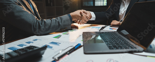 Schilderij op canvas Business people shaking hands closing a deal