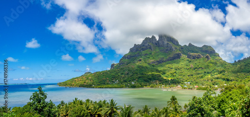 Foto Panoramic view of Vairu Bay from a lookout point, Bora Bora, French Polynesia, S