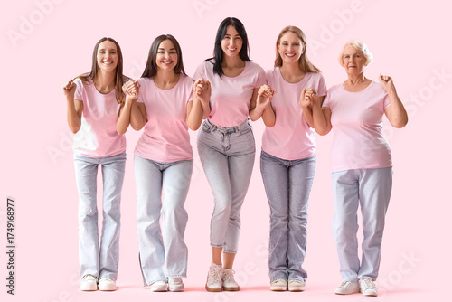 Group of beautiful women ho...