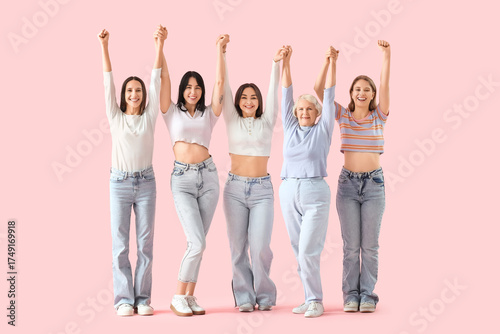 Group of beautiful women ho...