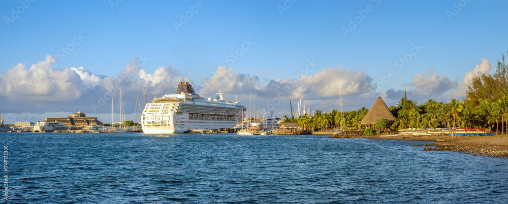 Φωτογραφία The vibrant port and water front esplanade of the capital city of Papeete, Tahit