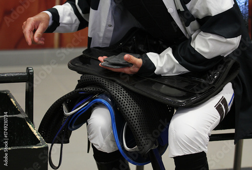 Photos Jockey con descargo haciendo el peso con silla, estribos y kilos de plomo en cua