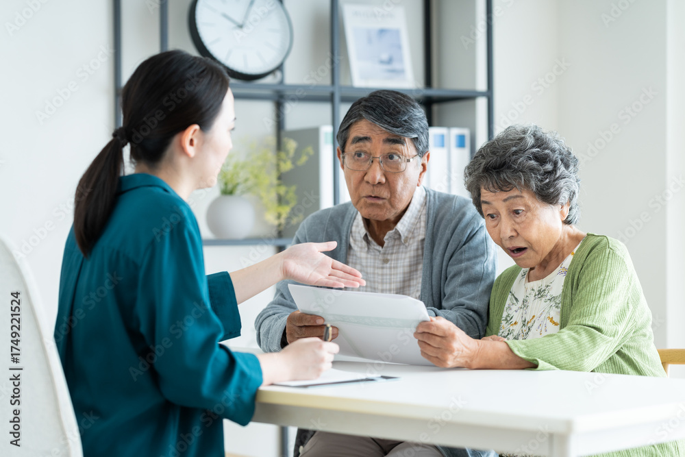 Obraz premium 悩みを相談するシニアの夫婦