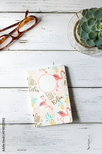 mokup carnet - packshot carnet pour écrire - mise en scène