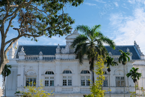 Fotografie A view of the historic Penang City Hall, an elegant Edwardian Baroque–style colonial building with white facade, arched windows and ornament located at the Esplanade in George Town, Penang, Malaysia
