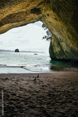 Fotografía de la cavidad de Cathedral Cove en la Península de Coromandel en Nueva Zelanda.