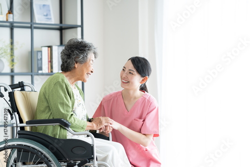 車椅子のシニアの女性と介護福祉士
