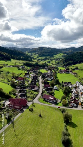 Blick auf Prinzbach im Schwarzwald, Deutschland, Luftaufnahme, Oktober 2025