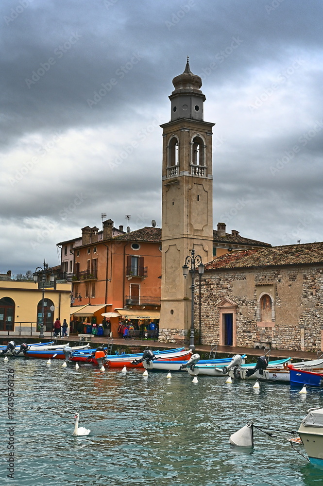 Fototapeta premium Hafen und Kirche in Lazise am Gardasee