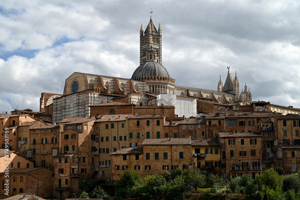 Obraz premium Vue générale de Sienne avec la cathédrale Santa Maria Assunta