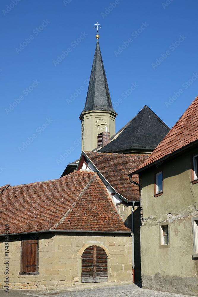 Fototapeta premium Kirche und Kirchengaden in Seinsheim