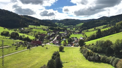 Blick auf Prinzbach im Schwarzwald, Deutschland, Luftaufnahme, Oktober 2025
