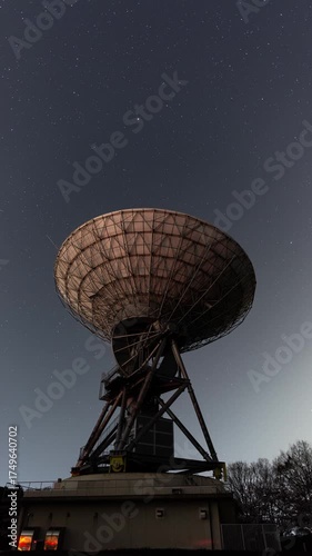 電波望遠鏡越しに移動する夜の星空のタイムラプス映像（縦・フィックス）：高萩市衛星通信記念公園(さくら宇宙公園)