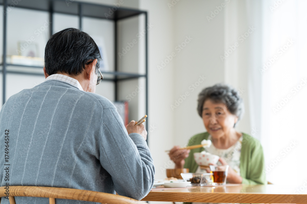 Fototapeta premium 家で朝食を食べるシニアの夫婦