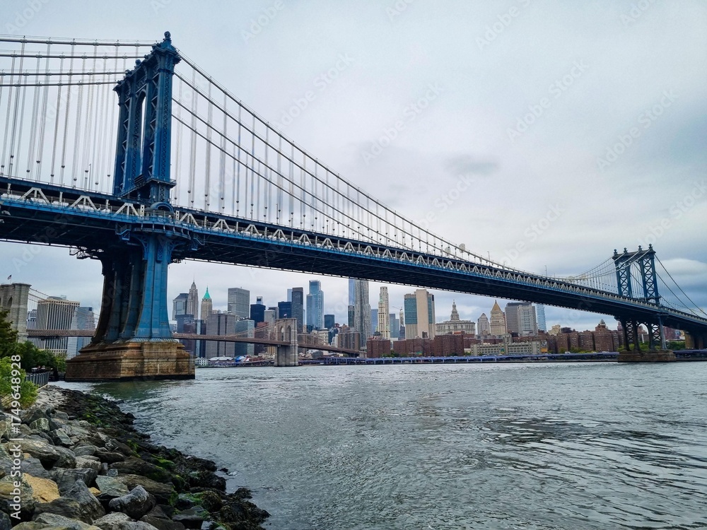 Fototapeta premium Manhattan Bridge, New York - beautiful architectural suspension metal bridge with Manhattan in the background