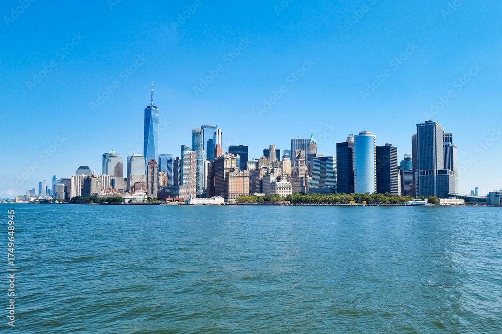 Fototapeta premium Manhattan, New York - Panoramic view of Manhattan skyline from the river