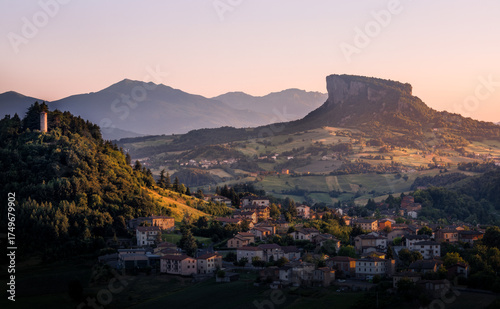 Konstfotografi Dreamy Sunset Over Pietra di Bismantova, Iconic Landmark of Emilia-Romagna Apenn