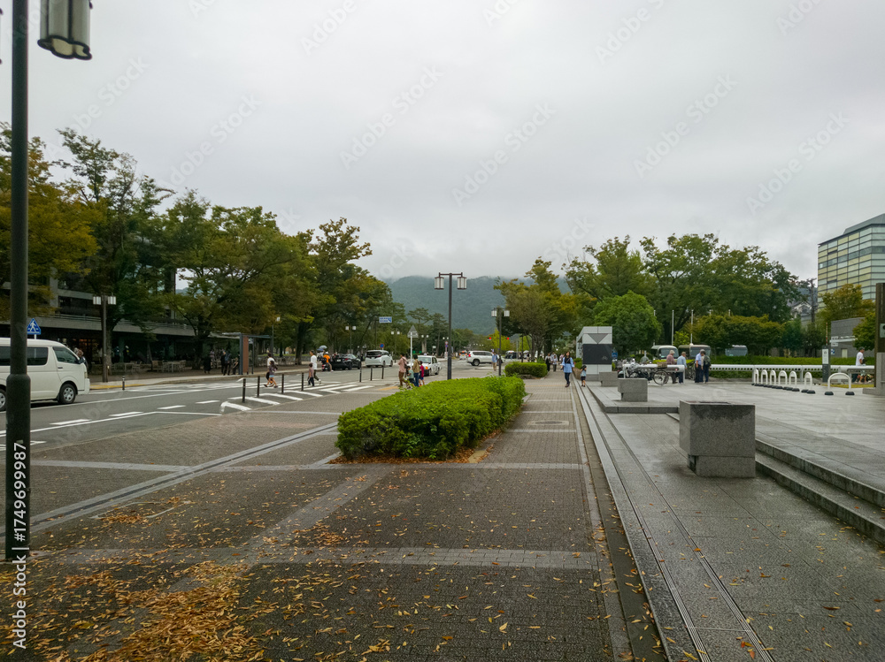 Fototapeta premium 雨の日の京都の二条通りから見る岡崎公園の風景