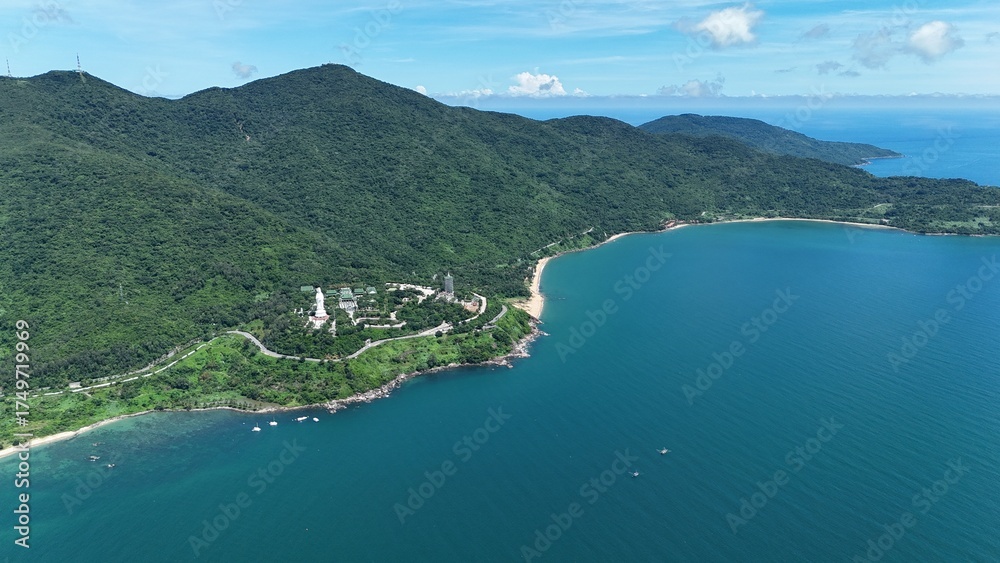 Obraz premium Green Hills and Blue Waters of Son Tra Peninsula