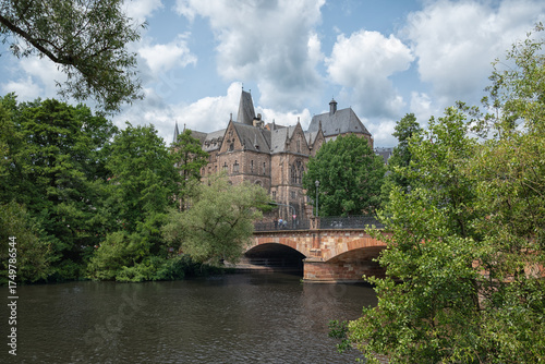 Stadtansicht Marburg mit Lahn im Vordergrund