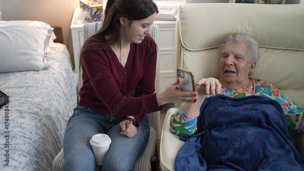 Φωτογραφία Granddaughter Relives Happy Memories With Grandma in Cozy Living Room