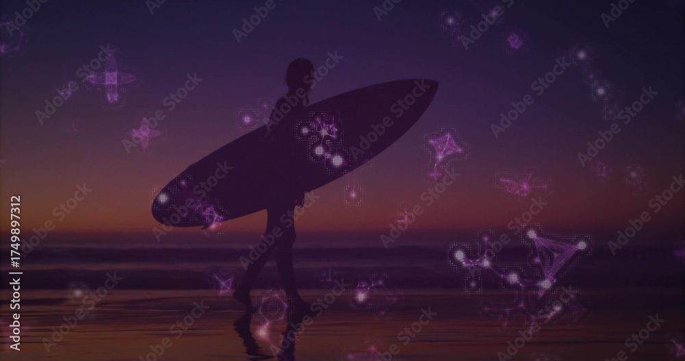 Naklejka premium Walking silhouette surfer carrying surfboard on wet sand shore at dusk, with glowing constellations