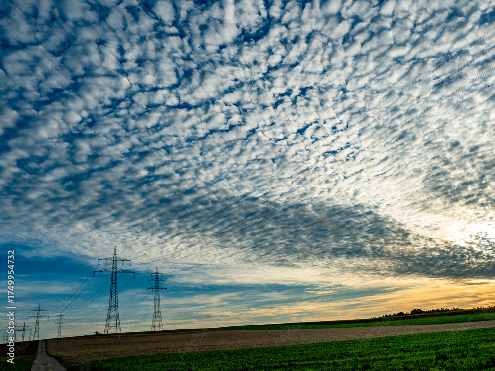 Obraz premium Strommasten und Starker Wolkenhimmel