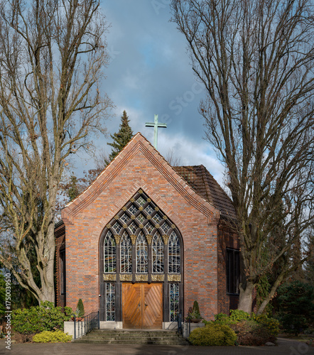 Eine der wenigen expressionistischen Sakralbauten in Berlin: Kapelle auf dem evangelischen Friedhof Marienfelde