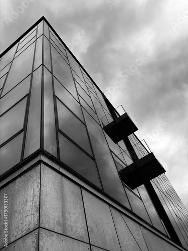 Wallpaper Mural Aussenaufnahme moderne Glasfront eines Bürogebäudes in schwarz-weiß Torontodigital.ca