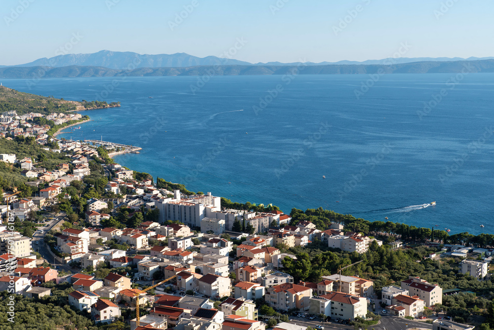 Naklejka premium Stunning coastal view of a seaside town during a sunny day