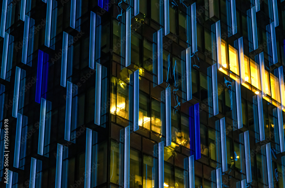 Obraz premium Windows in the modern office building at night. Business concept