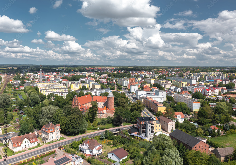 Fototapeta premium Aerial views of Świdwin, Poland. The center features the historic Świdwin Castle, red-tiled roofs, lush greenery, and colorful residential buildings of this charming West Pomeranian town
