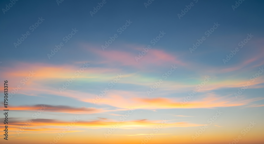 Obraz premium Pastel Sunset Clouds on Tranquil Evening Sky