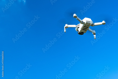 青空を滞空するドローン