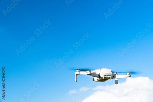 青空を滞空するドローン