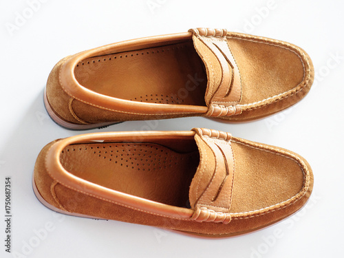 Foto A top-down view of a pair of brown suede penny loafers on a white surface
