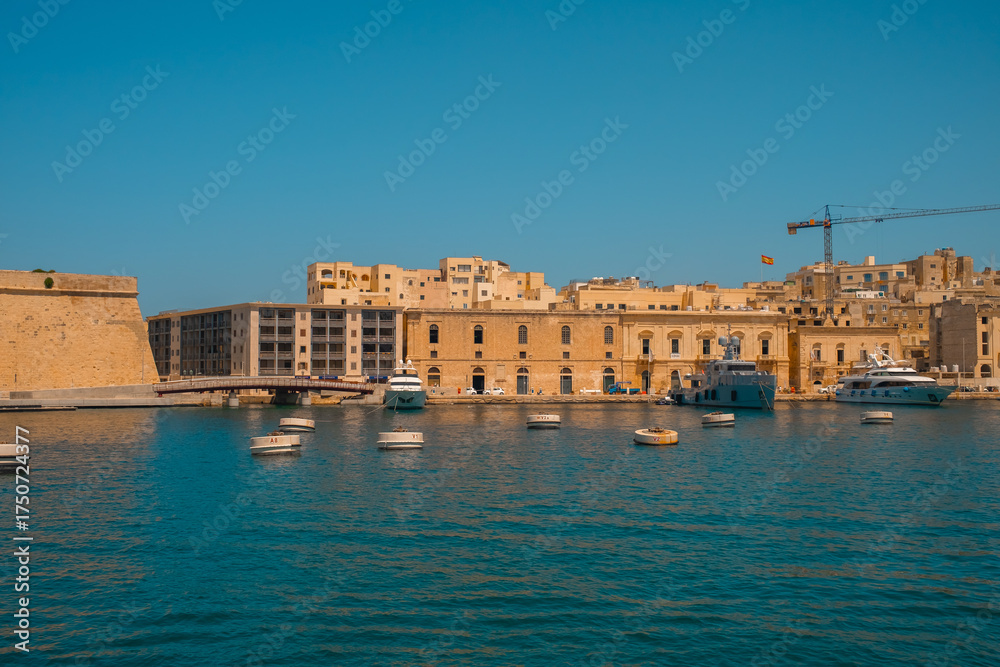 Obraz premium Birgu Waterfront, Malta – Boats, Historic Cathedrals and Old Town View