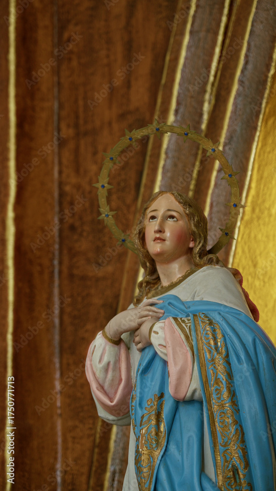 Φωτογραφία Statue depicting a woman saint indoors at a church, featuring intricate details and vibrant colors against a textured background, embodying spiritual elegance and religious art