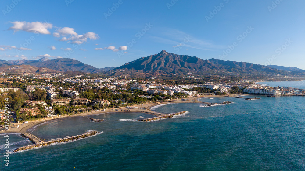 Naklejka premium Vista aérea de la playa de San pedro Alcántara en el municipio de Marbella, Andalucía
