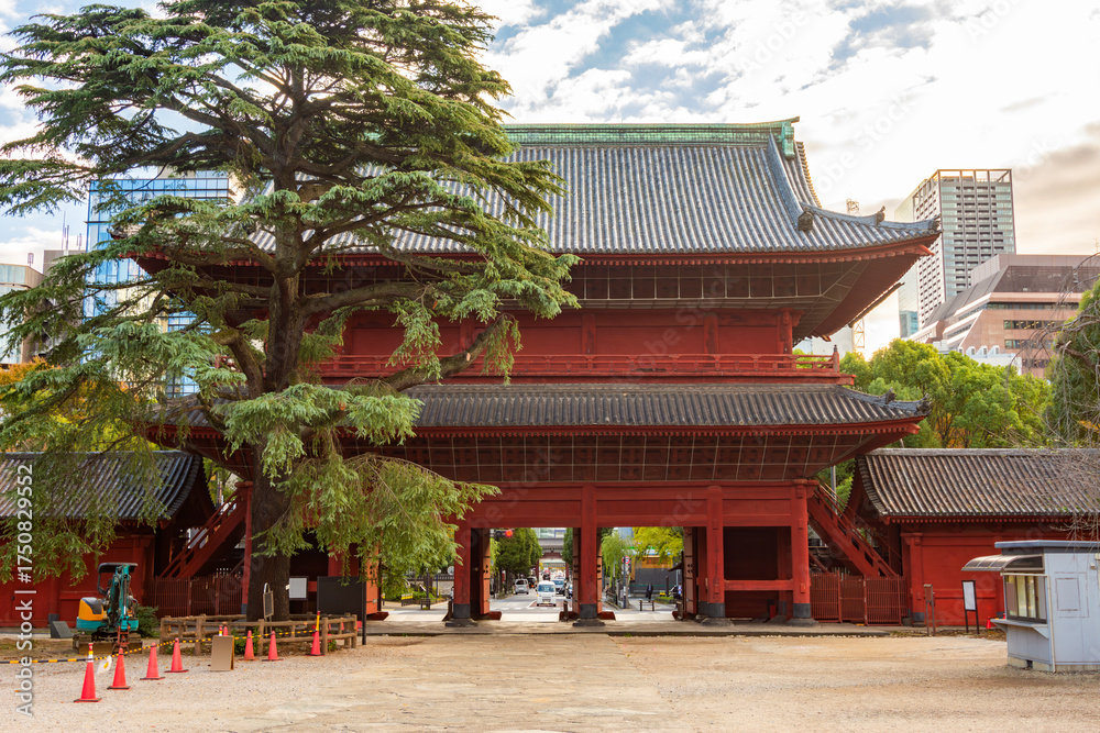 Fototapeta premium Sangedatsumon (main gate) of Zojo-ji temple in Minato district, Tokyo, Japan