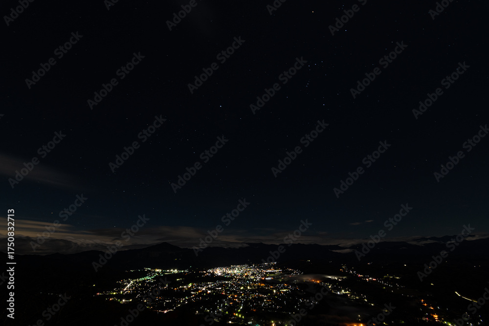 Fototapeta premium 星空と秩父の都市夜景