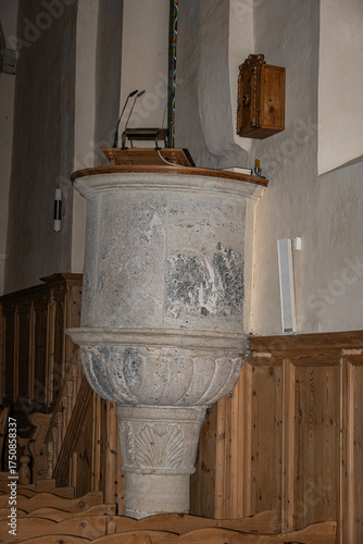 Kanzel in der reformierten Kirche in Ardez, Kanton Graubünden, Schweiz