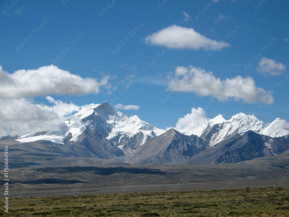Fototapeta premium Majestic Snow-Covered Mountains Under Blue Sky with Clouds