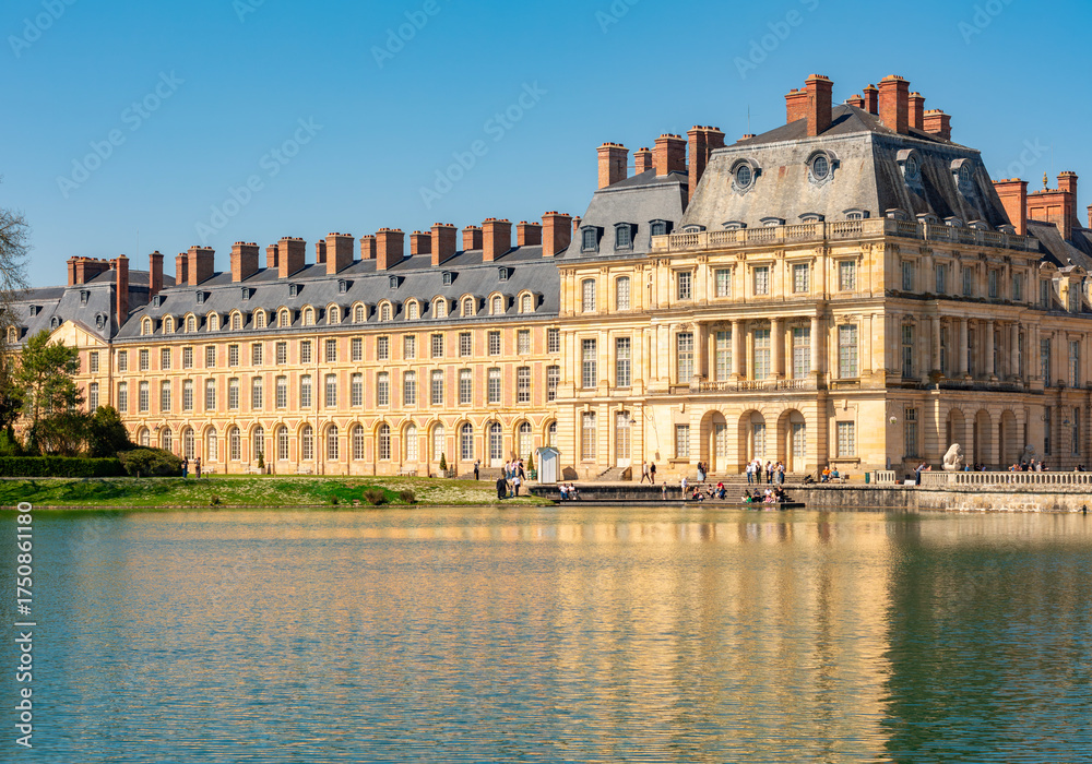 Fototapeta premium Fontainebleau palace (Chateau de Fontainebleau) and Carp's pond near Paris, France
