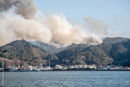 日本の岡山県で起こった金甲山の山火事