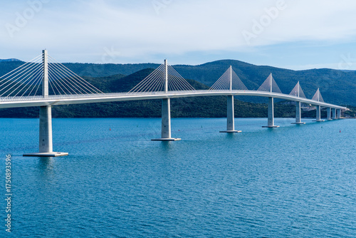 Fototapeta Naklejka Na Ścianę i Meble -  Postal del Puente de Pelješac en Croacia, una obra de ingeniería icónica que conecta la península con el resto del país sobre el mar Adriático