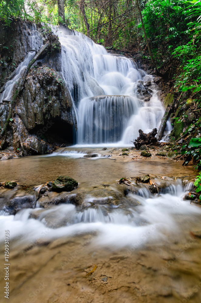 Obraz premium Pu Kaeng Waterfall, the most beautiful limestone waterfall in Chiang Rai Province, Thailand. A peaceful natural atmosphere in the countryside of Northern Thailand.
